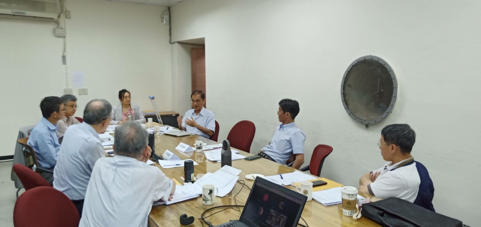 Dr. Huang speaks with committee members at the National Taiwan University Biodiversity Research Center.