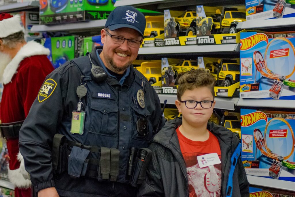 Officer shops with child.