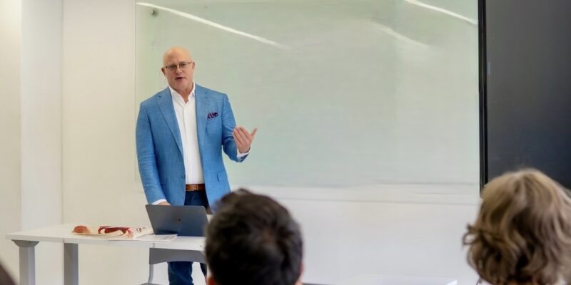 Epting serves as visiting professor in Colombia